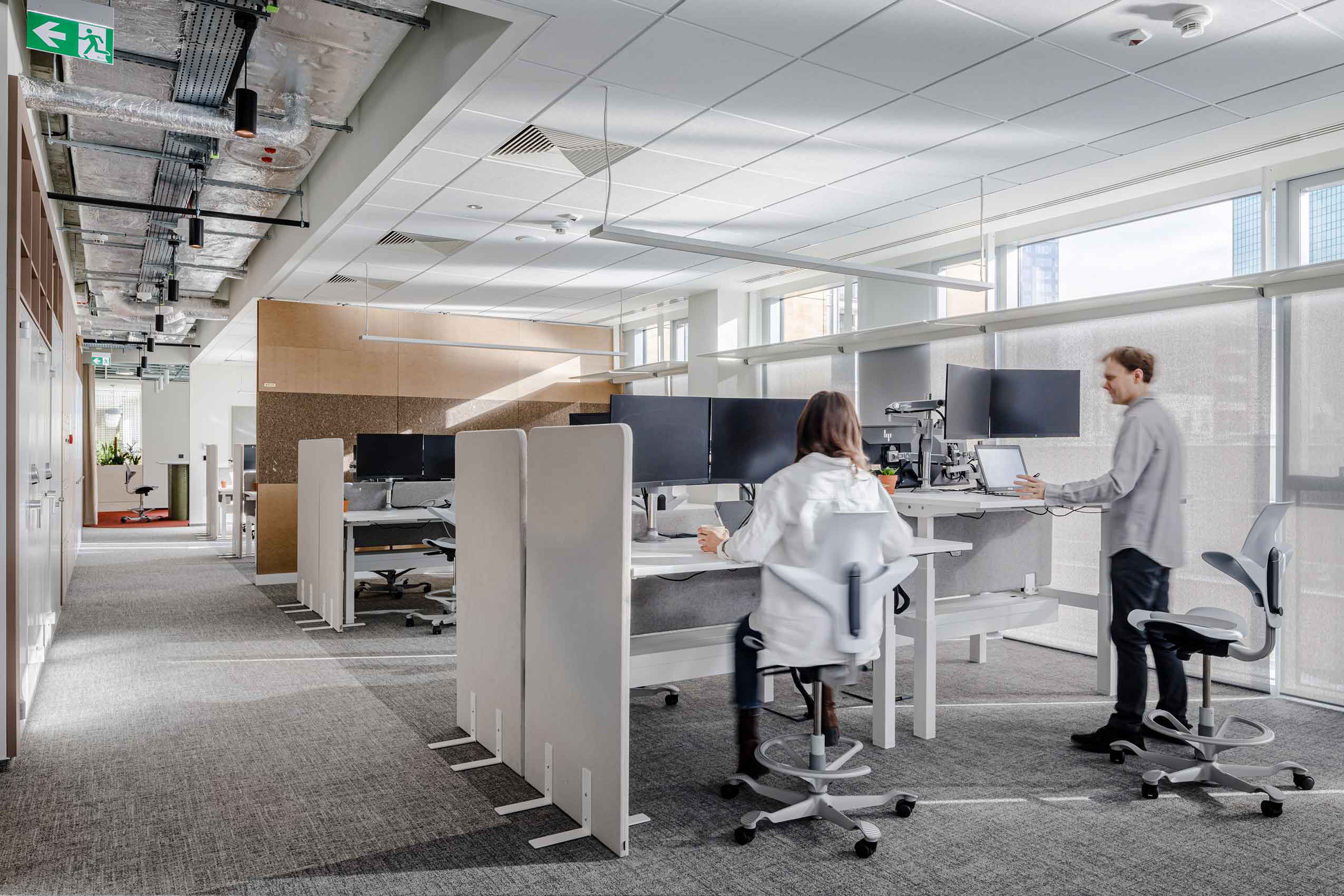 workstation seating in Arup office with white HÅG Capisco Puls chairs