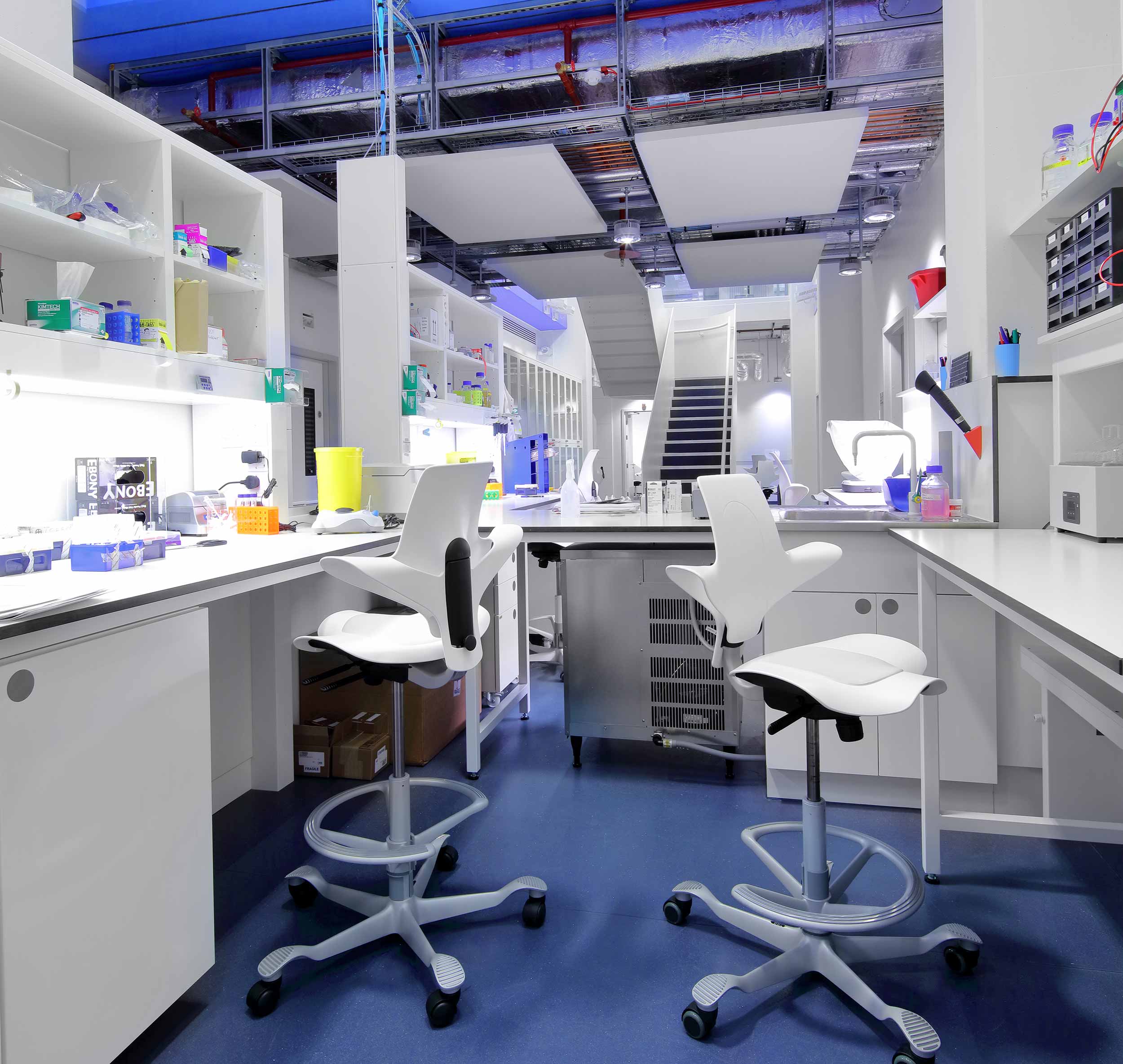 Height adjustable cleanroom seating for laboratory use