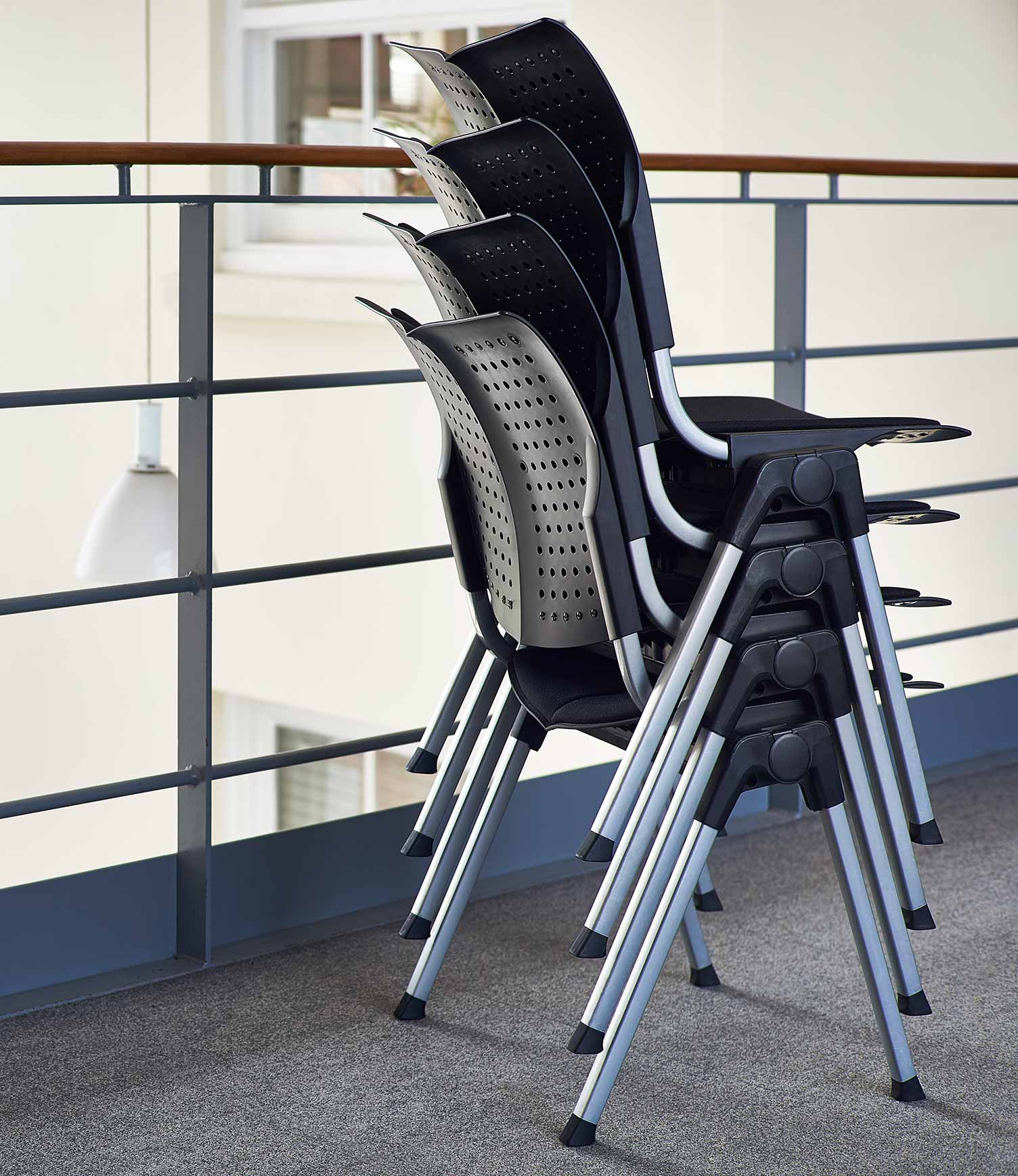 Stackable chairs HÅG Contino wing in black in university classroom
